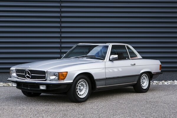 1989 mercedes-benz 500 sl, r107 debout contre le mur