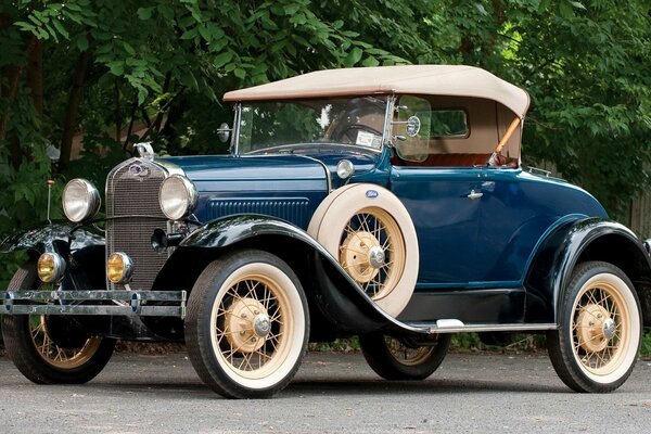 Cabriolet rétro avec phares et calandre à l avant