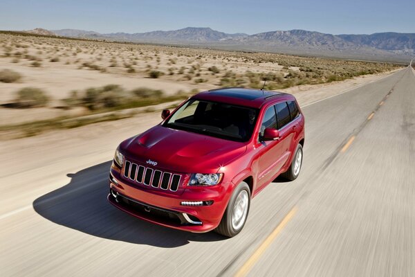 Jeep rojo es hermoso, y su distancia al Suelo y la permeabilidad en el nivel. Es el coche perfecto para todos