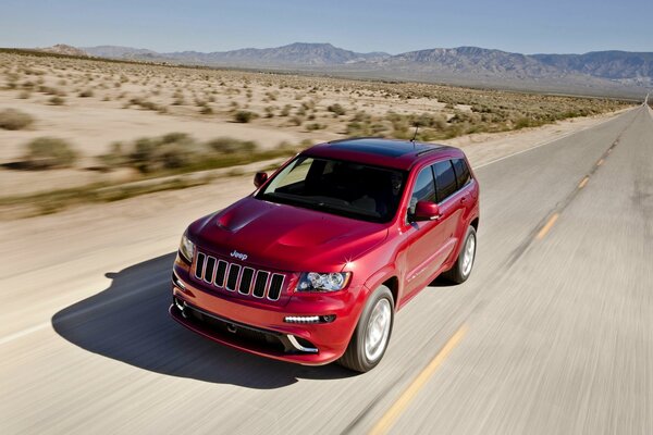 Jeep rouge est belle, et sa clairance et la perméabilité au niveau. C est la voiture parfaite pour tout le monde