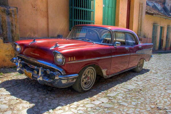 Un viejo coche Chevrolet en la ciudad vieja de Cuba