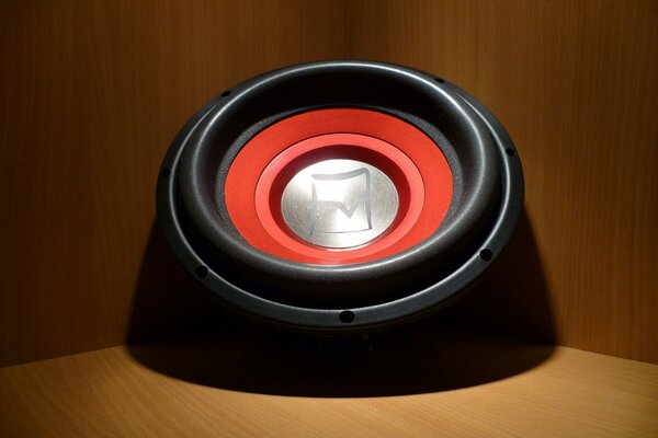 Subwoofer de música negro y rojo