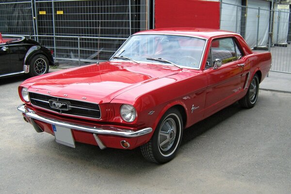 Roter Ford Mustang Baujahr 1965 Vorderansicht