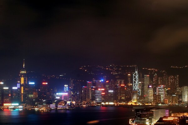Veilleuses au néon des gratte-ciel de Hong Kong