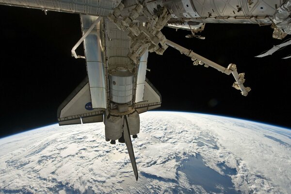 Estación espacial internacional en el espacio