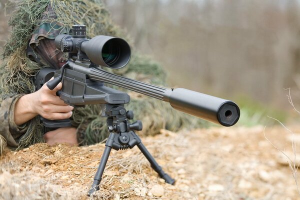 Sniper caché avec une arme à feu avec vue