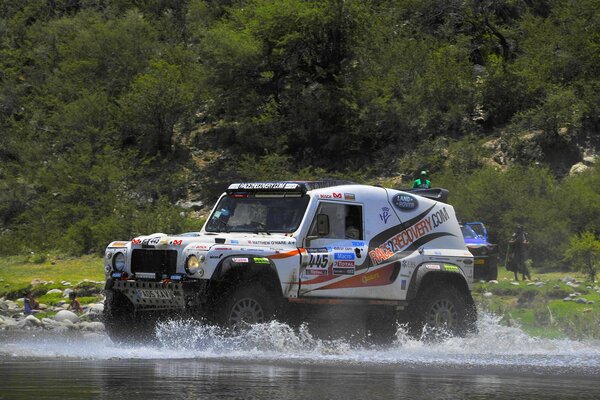 Land rover SUV en la naturaleza