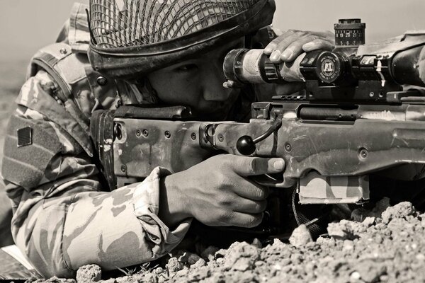 Sniper regardant dans la vue de la mitrailleuse