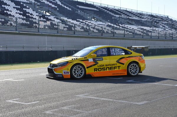 Lada vesta beim Sportrennen 2015