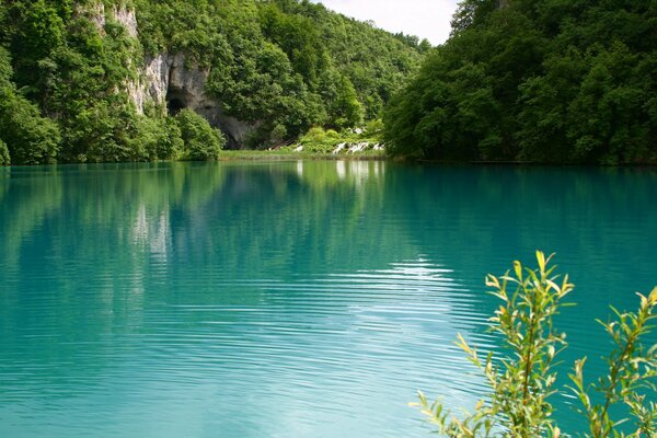 Paisaje de la orilla del lago turquesa