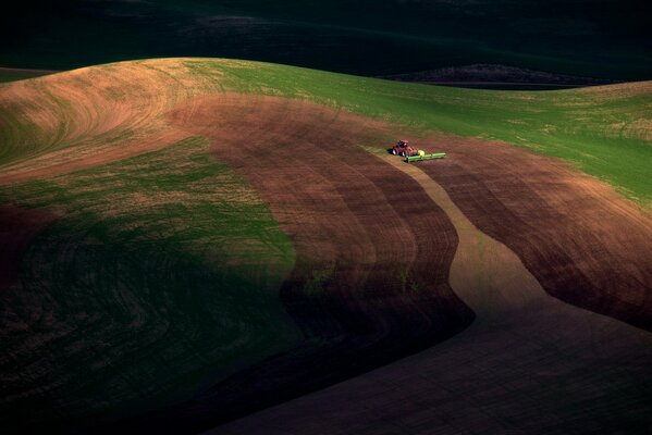 Foto tomada desde arriba, campo donde funciona el tractor, crepúsculo