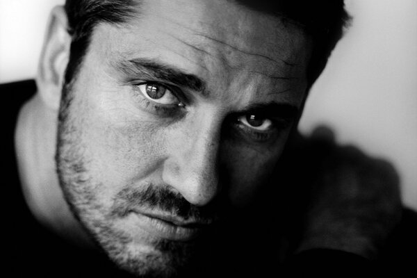 Retrato en blanco y negro del actor Gerard Butler
