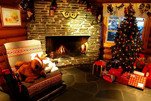 Árbol de Navidad decorado, regalos de año nuevo, chimenea