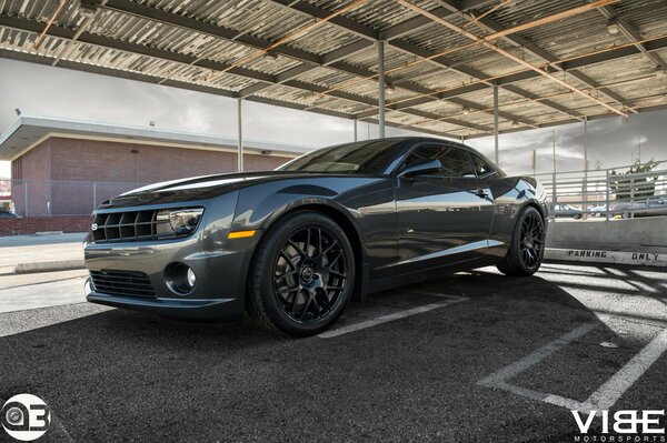 Grauer chevrolet camaro