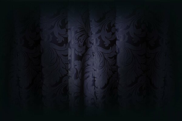 Das Muster auf dem Vorhang ist im Dunkeln sichtbar