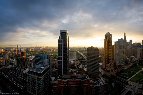 Eine große Stadt mit vielen Gebäuden bei Sonnenuntergang