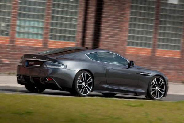 Aston martin Industriegebiet Supersportwagen seitlich