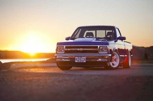 Une Chevrolet sportive discrète au coucher du soleil