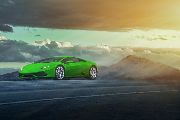 Zielone Lamborghini o świcie