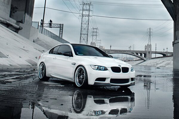 Coasiwabelaya BMW cerca del puente