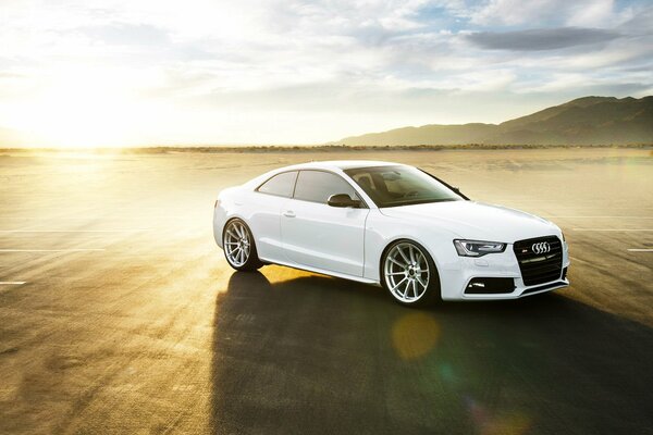 Auto bianca audi S5 nel deserto