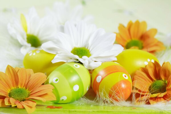 Helle Osterkomposition aus Blumen und dekarativen Eiern