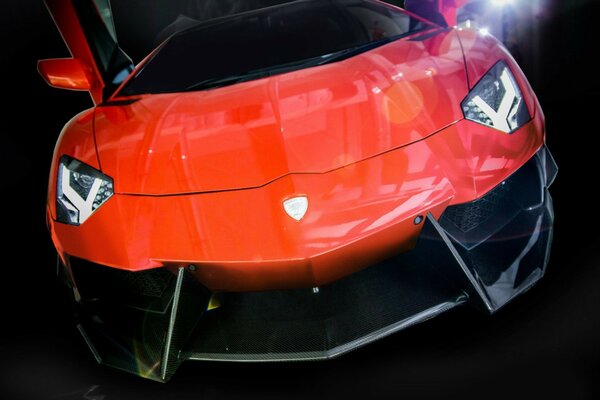 Voiture rouge lamborghini avec portes ouvertes