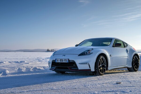 Nissan blanco sobre fondo de nieve