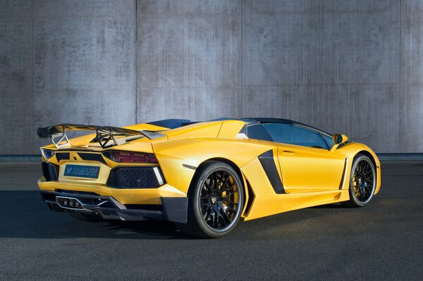 Lamborghini giallo Aventador in piedi dietro