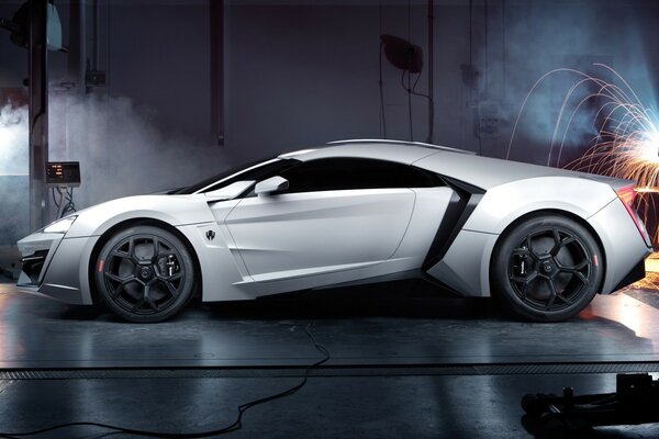 Voiture de sport blanc dans le garage