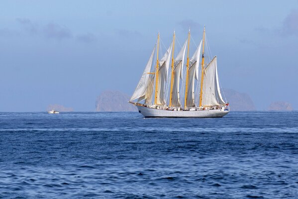 Una Barca a vela naviga vicino all Isola di farilhoes