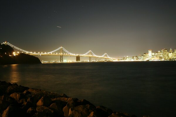 Ville de nuit au bord de la rivière