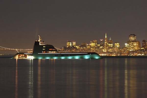 Seper Mega yacht dans les lumières du soir près du pont