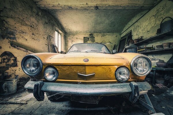 Fiat oublié dans le garage mais pas cassé dans la douche