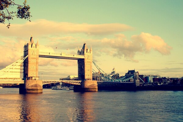 Puente de la torre de Londres vespertino