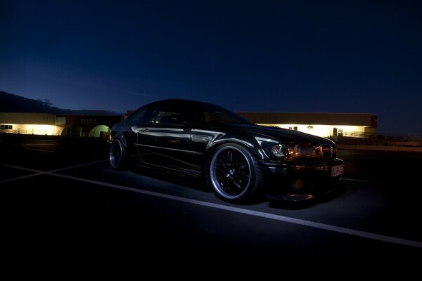 Negro, tuneado BMW, en la noche