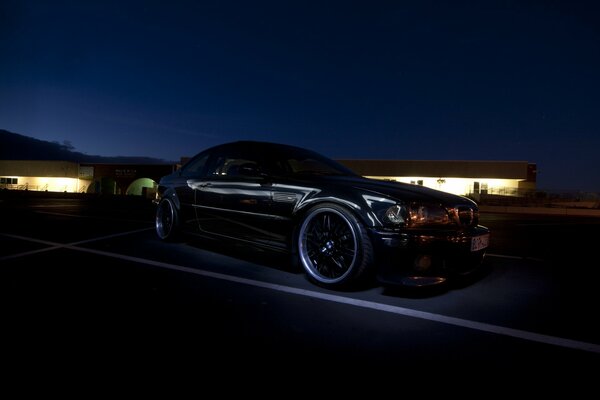 Noir, tuning BMW, dans la nuit