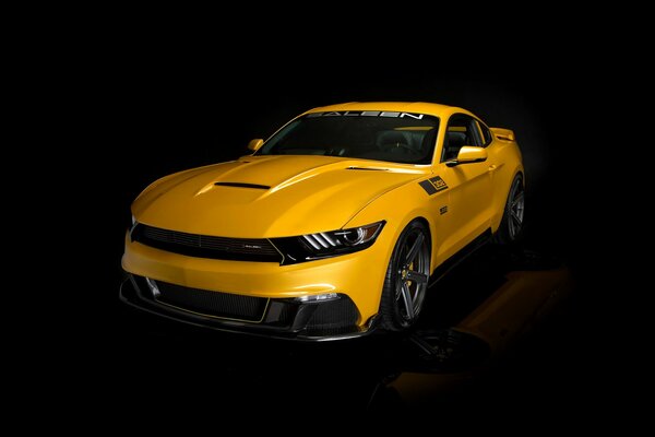 2015 Gelbes Saleen-Auto