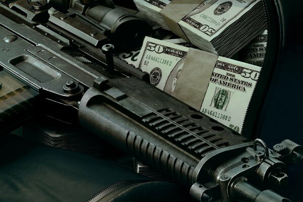 Armas y billetes de Dólar en paquetes