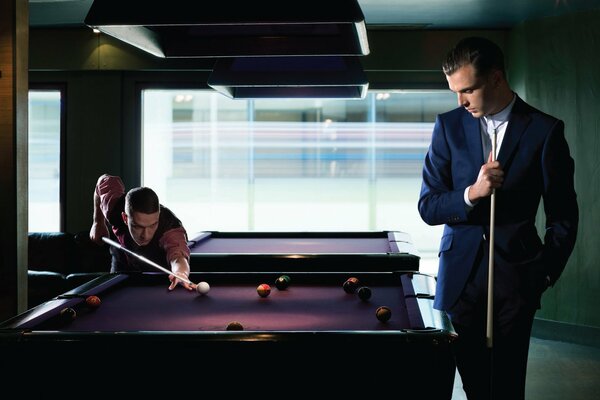 Les hommes jouent au billard avec enthousiasme