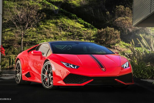 Красивый красный автомобиль lamborghini huracán