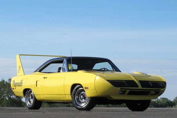 Jaune classique mopar avec spoiler