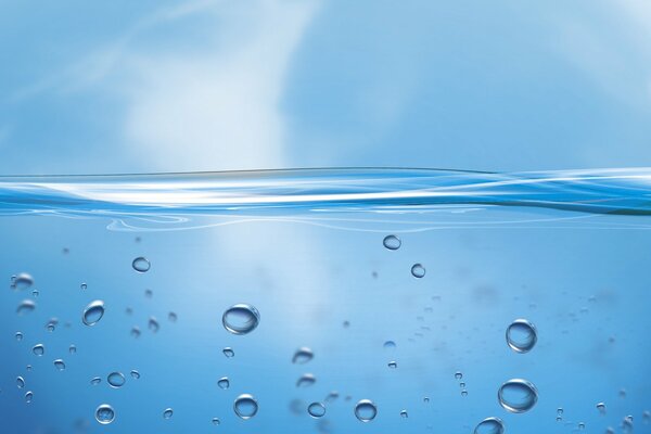 Piccole bolle sotto l acqua blu