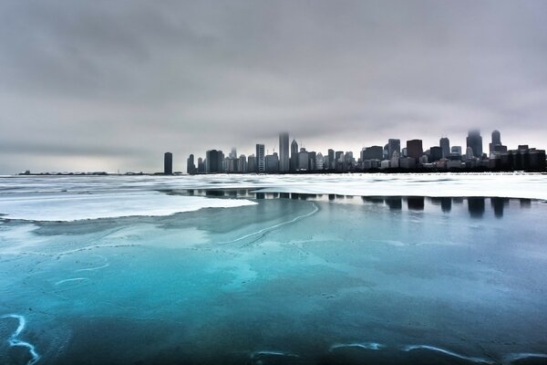 Ville en hiver et mer d hiver