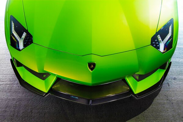Das Auto ist ein hellgrüner Lamborghini, aventador