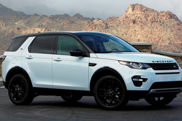 Land Rover es un coche hermoso, su amado por el carácter y la forma, esto es lo que se merece cada persona que se precie