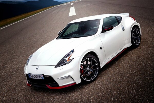 Nissan blanco en medio de la carretera