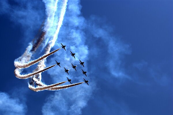 Eine Spur von Flugzeugen am wolligen Himmel