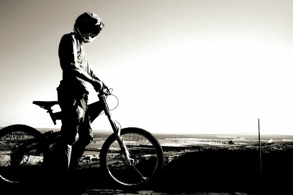 Radfahrer im Helm am Horizont Hintergrund