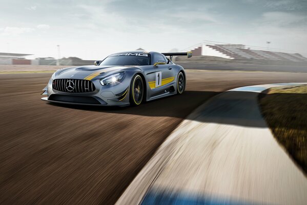 Mercedes AMG ściga się z zawrotną prędkością